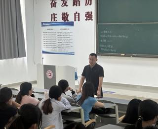 保卫处副处长申洪深入法学院2025级法学1班开展走访座谈